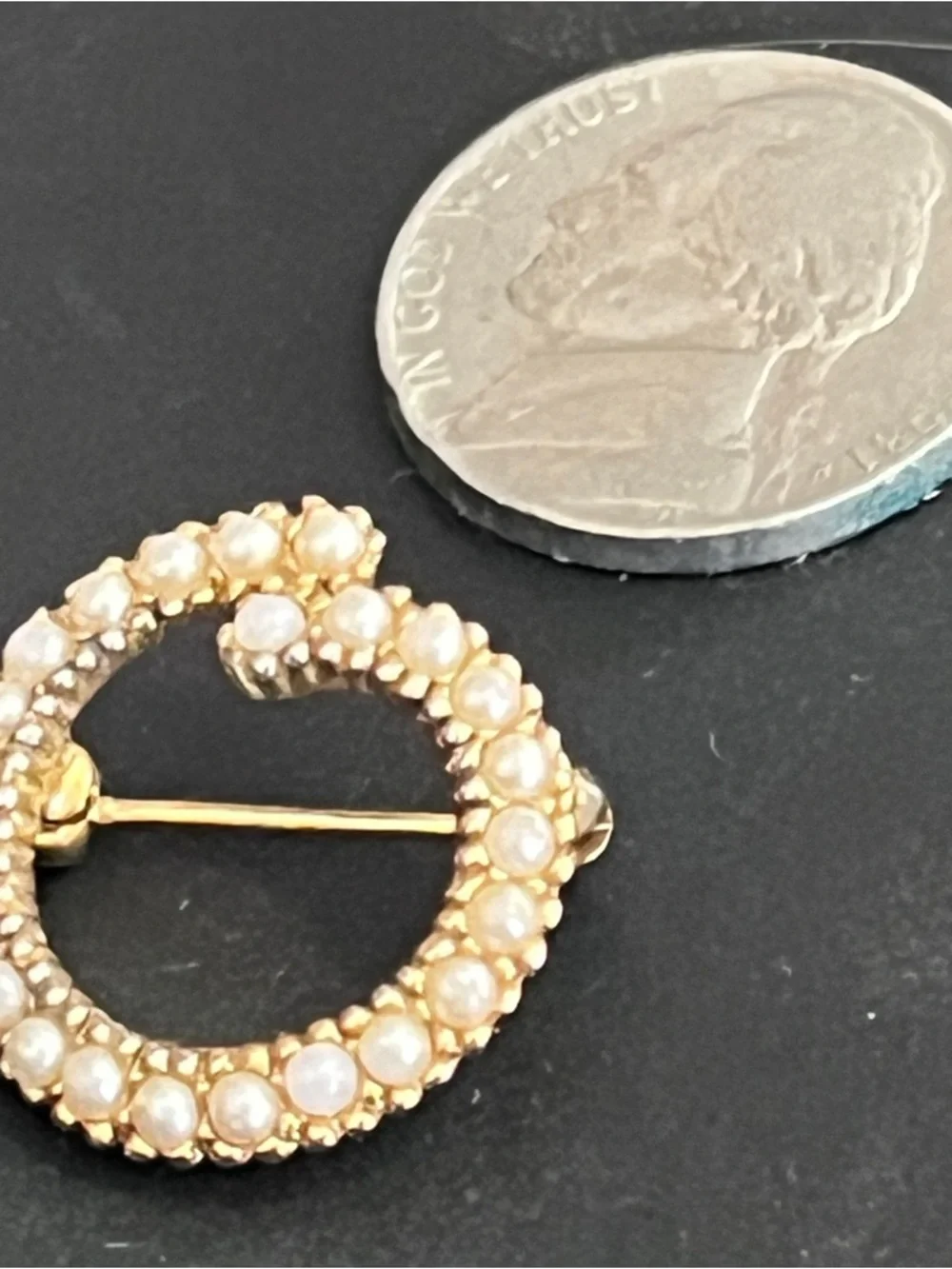 Gold Pearl Circle Brooch Classic Women's Jewelry